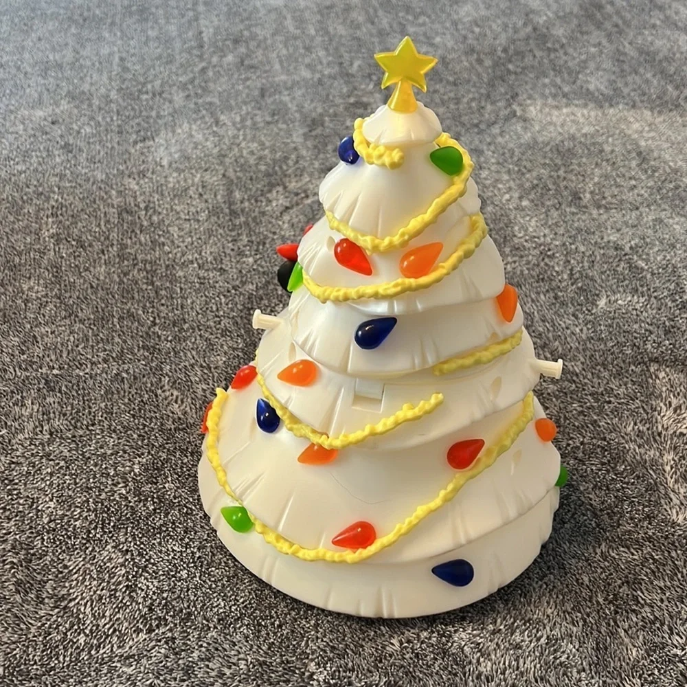 ๐ Disney Christmas popcorn bucket ๐ฟ - Picture 3 of 5